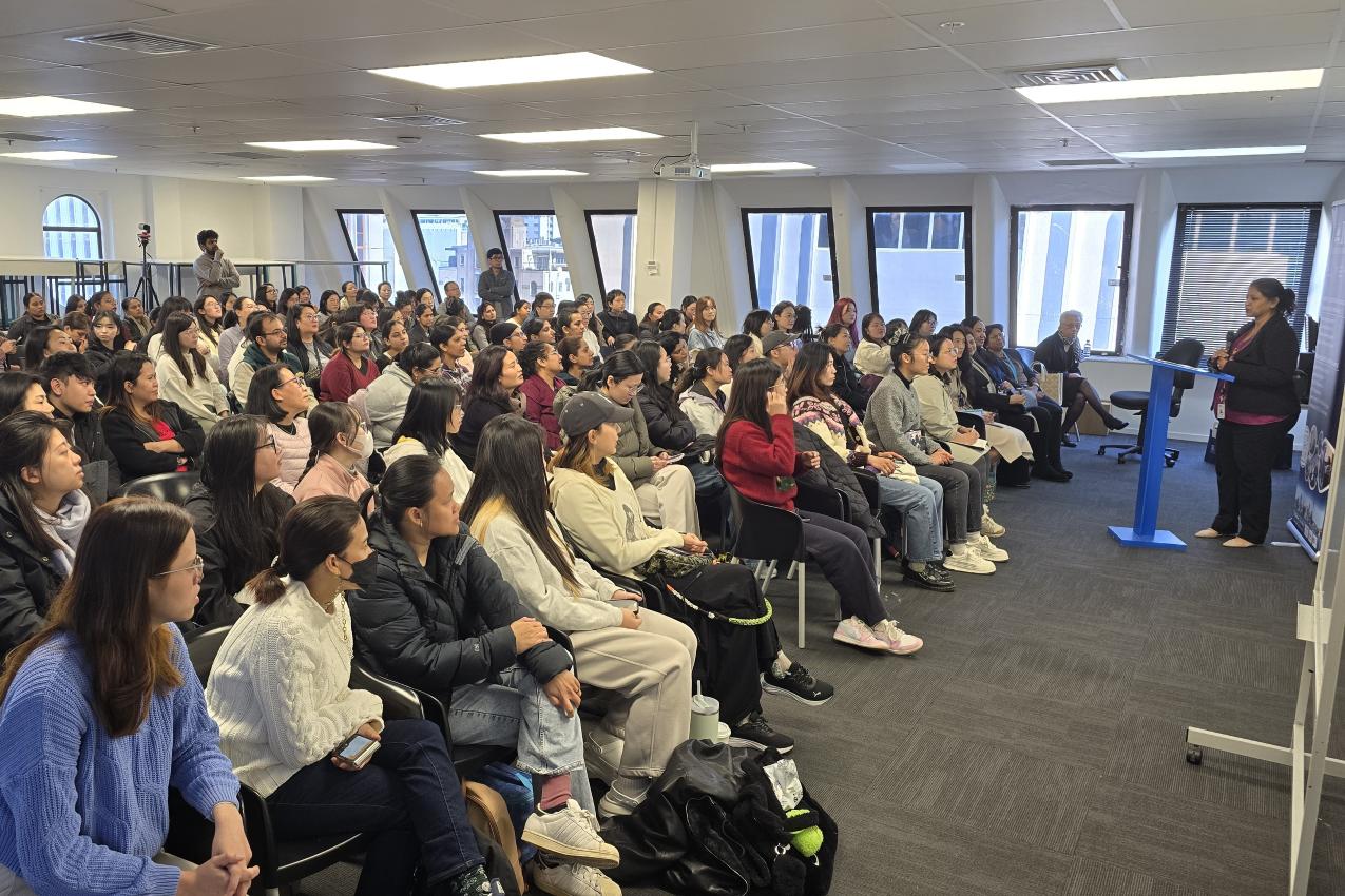 Bindu Bansal from ICL Education Group presenting guest speakers from Evolve Education Group